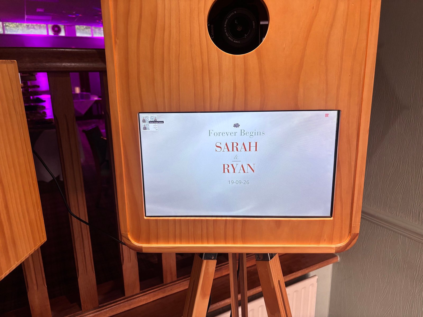 Personalised wedding welcome screen on the retro photo booth